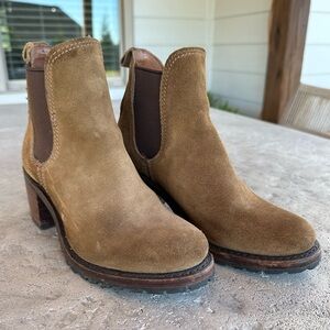 Frye Sabrina Chelsea Boot in Chestnut